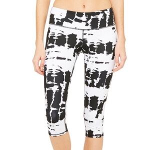 ALO Yoga Airbrush Capri white black tie dye L